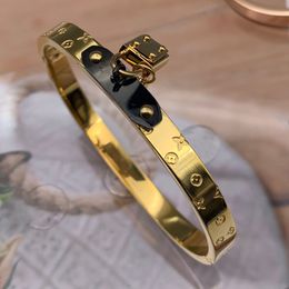 Bracelets de styliste pour femmes, pendentif avec serrure à clé, en acier inoxydable, de luxe, avec lettres, pour Couple, cadeaux pour dames