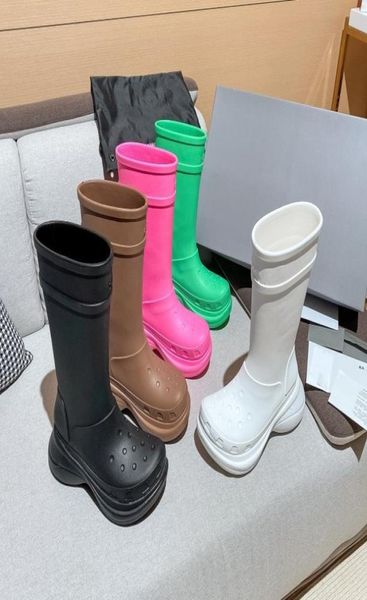 Bottes de bottes de créateurs de femmes pluies en caoutchouc d'hiver bottes de pluie plate-forme à la cheville à moitié rose vert noir focaliste croix extérieure de mode de luxe de mode 35-428325484