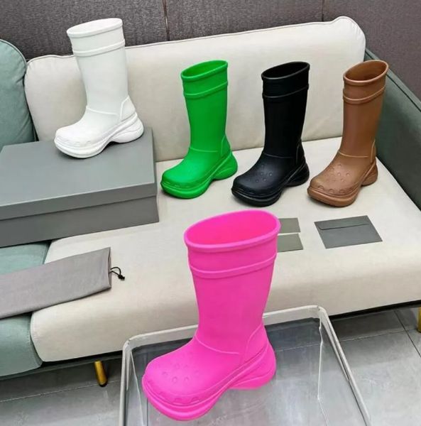 Botas de diseñador para mujer Botas de lluvia Goma Plataforma de invierno Tobillo Slip-on Medio Rosa Negro Verde Zapatos al aire libre