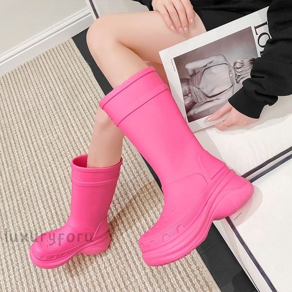 Botas de diseñador para mujer Botas de lluvia altas Botas de lluvia de invierno de goma Plataforma Tobillo Slip-On Medio Rosa Negro Verde Focalistic Botas de moda de lujo al aire libre