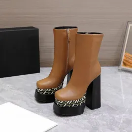 Botas de diseñador de mujeres de cuero Plataforma alta Botas laterales Tisos cuadrados Tacones de bloque Booties Cadros de pista de diseño de lujo de lujo para mujeres zapato de fábrica