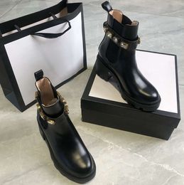 Femmes Designer Bottes Martin Desert Boot Flamingos Love Arrow Médaille en cuir véritable Grossier Chaussures d'hiver antidérapantes Taille Toutes sortes de mode