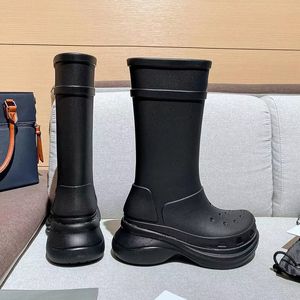 Femmes Designer Bottes Paris Mode Caoutchouc Rainboots Genou Haute Bottines Plateforme Gros Bout Rond Slip-on Femme Botte Marron Vert Brillant