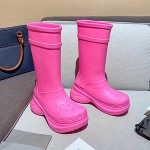 Botas de diseñador para mujer Botas de lluvia de goma a la moda de París Botines hasta la rodilla Plataforma Punta redonda grande Slip-on Mujer