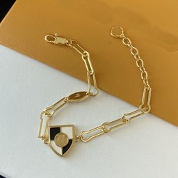 kvinnor designer armband lyx diamant charm armband mode trendiga bokstav v hänge guld smycken tillbehör -11