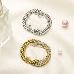 Vrouwen designer merkbrief broches goud vergulde stalen zegel hoogwaardige sieraden broche pin trouwen kerstfeest cadeau accessorie 2824