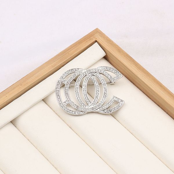 Diseñador de las mujeres Marca Carta Broches Chapado en oro Incrustación de cristal Rhinestone Joyería Broche Encanto Perla Pin Novia Boda Paño Invierno