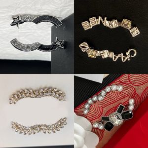 Femmes Designer Marque Lettre Design Plaqué Or Cuivre Haute Qualité Diamant Perle Bijoux Charme Broche Broche Mariage Fête Cadeau Accessoire Retour