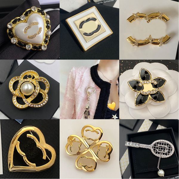 Femmes Designer Broches Cuivre Plaqué Or 18 Carats Cristal Strass Marque Lettre Bijoux Broche Charme Pin Hommes Femmes Mariage Vêtements Accessoires