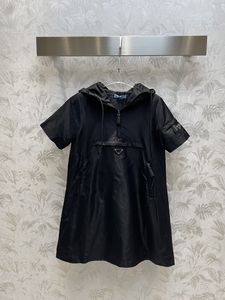 Vestidos de diseñador para mujer Carta de moda Breve Nylon Patrón clásico Triángulo Vestidos con capucha negros Ropa de verano para mujer Manga corta