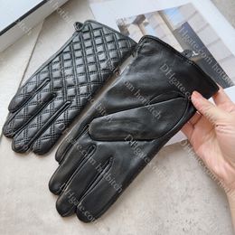 Guantes de conducción de diseñador para mujer, guantes cálidos de cuero para invierno de alta calidad, guantes de felpa engrosados negros clásicos de lujo, regalo de Navidad