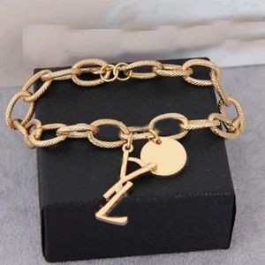 Donne Designer Orecchino Bracciale in oro Gioielli Bangle Moda Argento Catena di collegamento Bracciali pendenti per le donne Orecchini a cerchio di lusso da sposa 2022