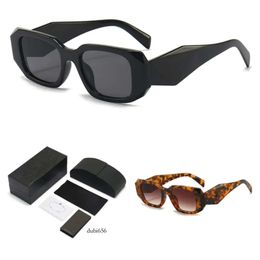 Designer pour femmes pour les nuances extérieures de mode classique Lady Top Sunglasses Mélanges de lunettes Couleur Gafas triangulaire en option avec boîte UA40