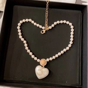 Femmes Designer Français Collier De Perles De Luxe Classique Double Lettre Tournesol En Forme De Coeur Perles Pendentif Incrusté Strass Rose Zircon Charme Bijoux Soeur Cadeau