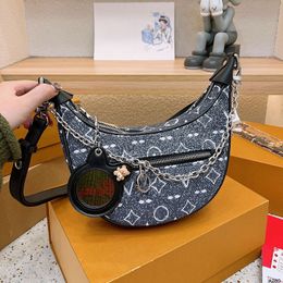 Sac à main en denim demi-lune pour femme avec breloque en forme d'ours mignon - Décoration miroir - Fermeture éclair argentée - Sangle en cuir réglable - 23 cm