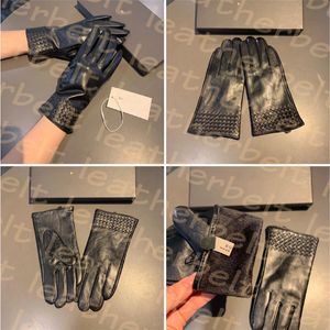 Vrouwen Designer Handschoenen Zwart Sheepskin Mittens Winter Outdoor Pluche Warm Handschoenen Fashion Touch Screen Glove