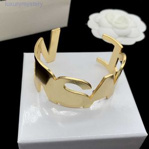Vrouwenontwerper Gold Bangle Designer Bracelet Letters Luxurys sieraden dames casual armbanden dames accessoires straat mode cyg2392035