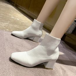 Botas de diseñador para mujer, botas de nieve de invierno, tacones gruesos, moda transpirable, calcetines cortos con cuchillo, zapatillas de deporte con cabeza cuadrada