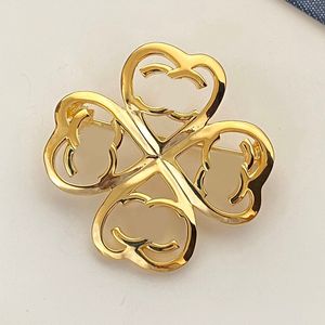 Mujeres diseñador broches huecos de cobre 18k dorado chapado en diez rhinestone letra de joyería broche encermen para hombres accesorios para la ropa de boda para mujeres para mujeres accesorios