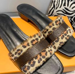 Diseñador de mujer Iv Diapositivas con estampado de leopardo Zapatillas 2021s Marca Paris Zapatilla de tacón plano de cuero vintage Mujer Moda Felpa 2753406