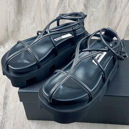 Femmes Designer JILS 2024 Dernières sandales romaines en cuir fin ruban tissé sandales ultra légères semelle épaisse mode semelle en caoutchouc polyvalente pantoufles noires taille 35-40
