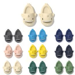 Dames Designer Kinderen Heren Slippers Slippers Sandaal Unisex Volwassen Strand Waterdichte schoenen Buiten Indoor Sneakers Slip-On Zwart 172 47746