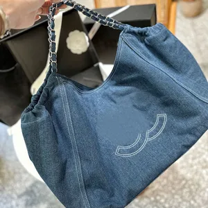 Bolso de compras de playa de mezclilla grande de diseñador para mujer Bolso de compras de lujo vintage Letras bordadas Decoración 33 cm Bolso de hombro con cadena Matelasse plateado con monedero con cremallera