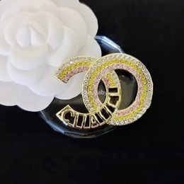 Vrouwen Designer Letters broches Pearl Crystal Rhinestone Ladies Suits Dress Pins For Wedding Party Sieraden Gift Accessorie