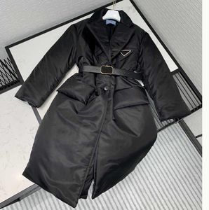 Femmes Designer Long Parkas Manteau avec Matériel Triangle Inversé Femmes Hiver Épais Manteau CostumesBlazers Style Venez avec Ceinture Noir ColorDH66