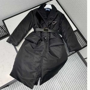 Femmes Designer Long Parkas Manteau avec Matériel Triangle Inversé Femmes Hiver Manteau Épais SuitsBlazers Style Venez avec Ceinture Noir C284J