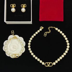 Vrouwenontwerper ketting armband oorbellen eenvoudige v letter witte parels luxe hanger modearmbanden trendy sets