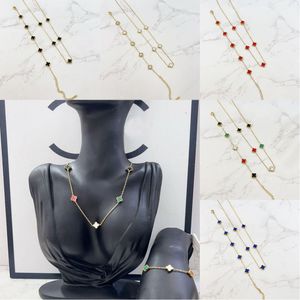 Bracelet de collier de créateurs pour femmes set à quatre feuilles Collier de trèfle Mère des pendentifs en diamant de perles