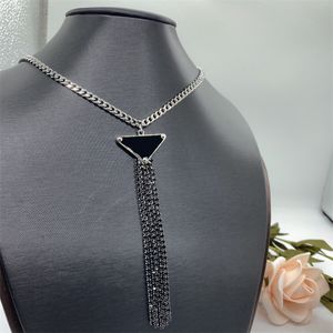 Chaînes de collier de concepteur Femmes Cadeau pendentif pour femmes pour hommes Gold Silver Chain Luxurys Black Triangle Colliers Designers Bijoux avec boîte