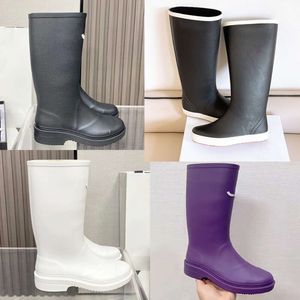 Femmes Rainboots Designer Bottes de pluie en caoutchouc PVC Genou Boot 23FW Style décontracté Bottes Welly imperméables Chaussures d'eau de luxe Chaussures de pluie 35-41 NO431