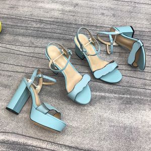 Sandalias de diseñador de mujeres Luxury High High Laminate Laminate Cuero Medio Sandalia Sandalia Sándalo de verano Tamaño de ropa de boda Tamaño 35-42 con caja no261