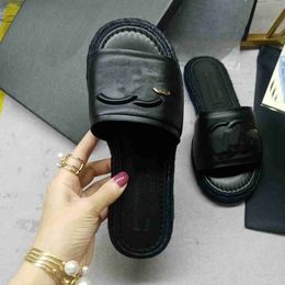 Sandalias de diseñador para mujer Zapatillas de canal de lujo de verano Cadena de timbre Negro Blanco Color albaricoque Sandalia de cuero Playa al aire libre Mujer plana CCity bcx