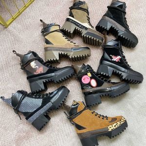 Chaussures de créateurs pour femmes Martin Desert Boot Flamingos Love Arrow 100% cuir véritable médaille grossière antidérapante femmes chaussures d'hiver taille US5-11 NO 13