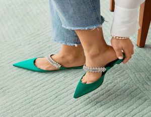 Vrouwen Designer schoenen Sandaal Slipper Lutara Flat LutaraFlat Emerald Satin Pointed Teen Crystal verfraaide voorste band Schuifschoen 32912910