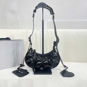 Vrouwen ontwerper schoudertas topkwaliteit le cagole motorfiets handtassen modeontwerp halve maan crossbody tas met munten tas en hartvormige hanger