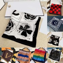Designer designer en soie écharpe de mode lettre d'imprimerie enveloppe d'écharabes crampon carré pachmina foulard châle cadeau d'anniversaire plissé 4 saisons