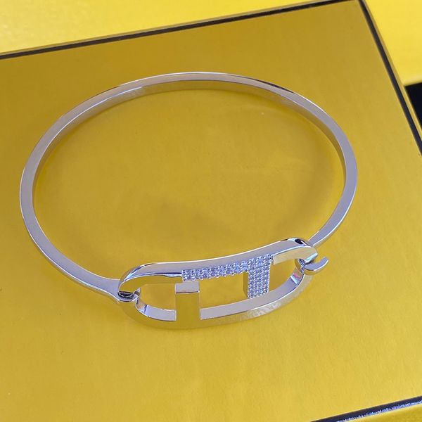 Femmes Designer Bracelet En Argent De Luxe Lettre Or Bracelets En Acier Inoxydable Diamants Bracelets Parti Rétro Bijoux Bracelet Charme 2207291D