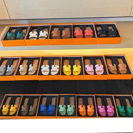Femmes designer Slipper Slide Sandals Été classique Chaussures de mode en cuir Dames Luxe pantoufle Plage Talon plat Tongs avec boîte EUR taille 34-42 chaud