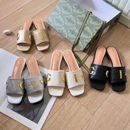 Mujeres zapatillas de diseño Patrón de cuero de patente Zapatos de playa clásicos de verano
