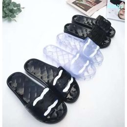 Mujeres zapatillas diseñadoras transparentes sandalias de gelatina de pvc letras para mujer impresas deslizizas de silicona de silicona chanclas zapatillas de zapatillas planas