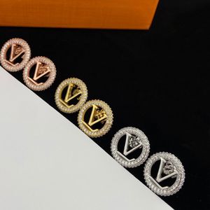 Boucles d'oreilles de créateur pour femmes, petit cœur plein de diamants, lettre creuse, tendance, en cuivre, de fiançailles, vente en gros