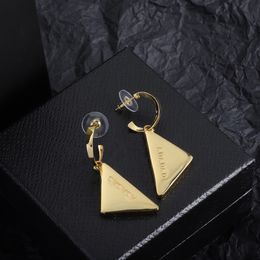 Femmes Designer Triangulaire Boucles D'oreilles Dangle Or Hoop Boucle D'oreille Stud De Luxe Femme Bijoux De Mode Triangle Stud Boucle D'oreille p Ornements 2305261D