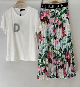 Diseñador de mujeres Traje de dos piezas Patrón de letras Camiseta de manga corta Falda bordada de flores de alta calidad