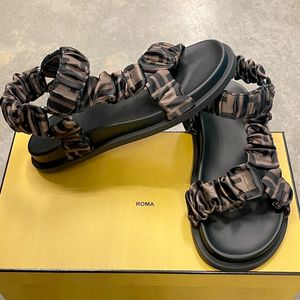 Tamaño 35-46 Seda Tallado Tobogro Desarrollo de sándalo Piscina Flat Mule Viaje de diseño Luxury Diseñador Feel Feele Casual Summer Beach Sandale Men Gladiator Sliders Loafer Lady