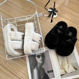 Zapatillas de lana de diseñador para mujer, pantuflas de felpa de invierno con apliques de logotipo, suelas gruesas, zapatos de 8 CM en blanco y negro
