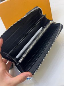 Femmes Designers Sac à main luxueux Cluth Portefeuille de qualité supérieure Porte-carte de passeport classique Carnet de chèques en cuir véritable Cadeau B210m
